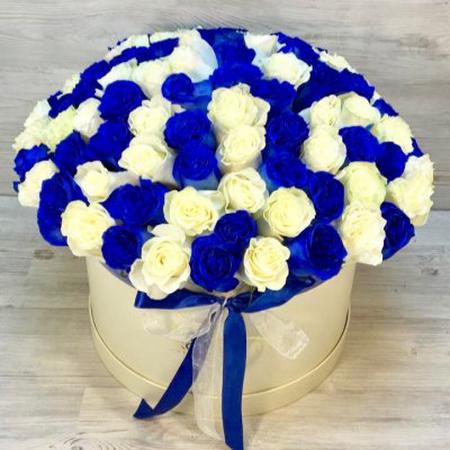 Шляпная коробка из 101 белой и синей розы эквадор