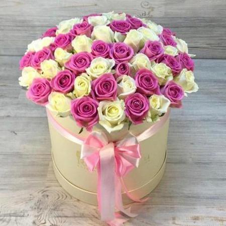 Букет "Шляпная коробка из белых и розовых кустовых роз 51 шт"