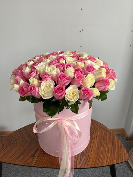 51 белая и розовая розы в коробке